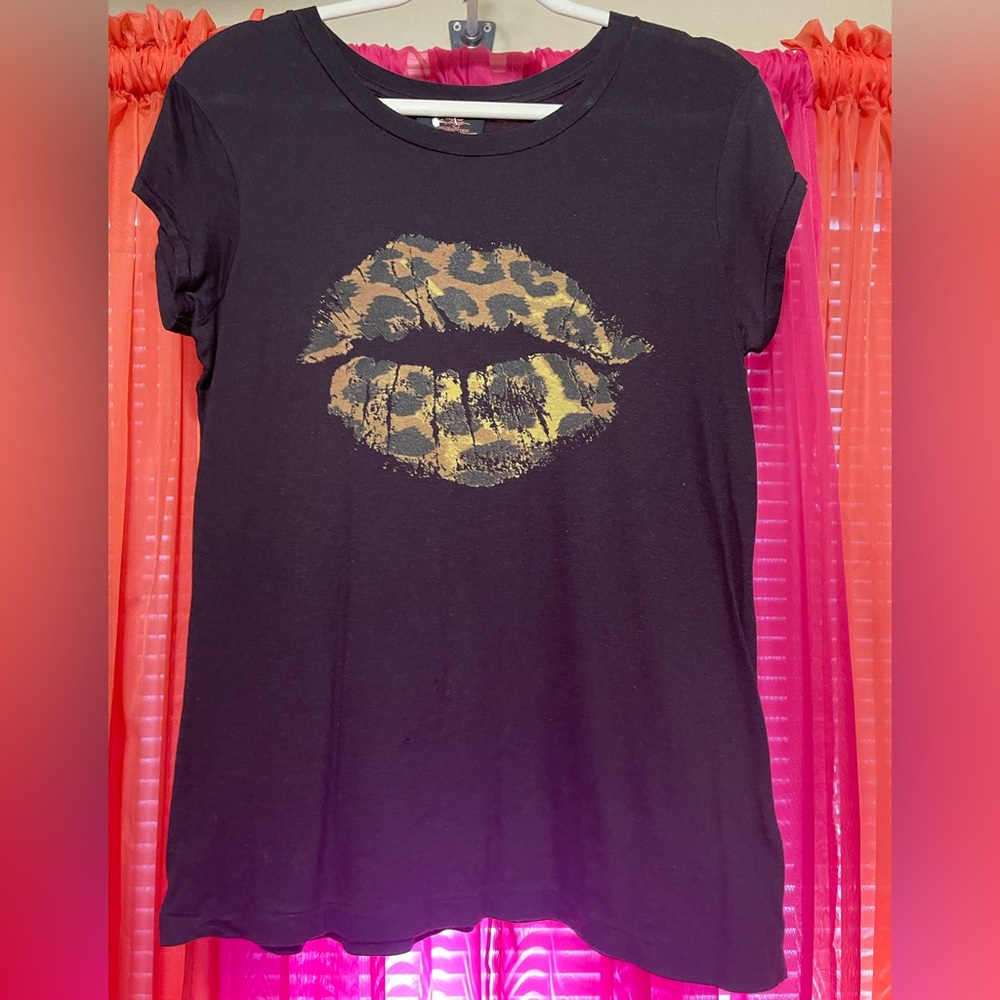 Short sleeve, black tee, leopard print lips print, loose fit, large.